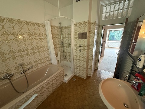 Dusch-/Wannenbad mit Fenster