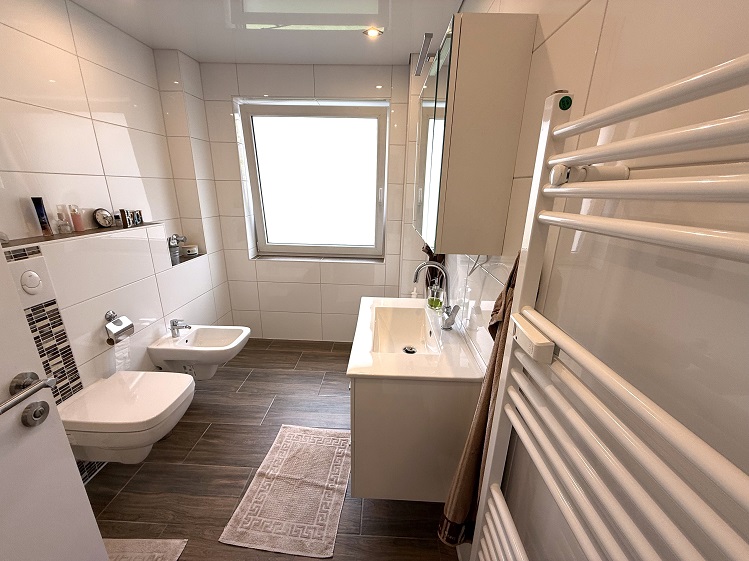 Modernes Tageslicht-Bad